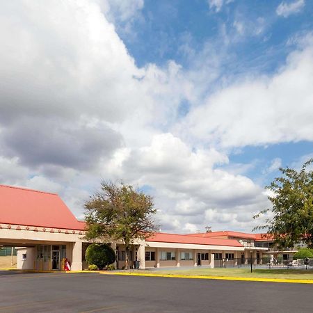 Ramada By Wyndham Clinton Hotel Exterior photo